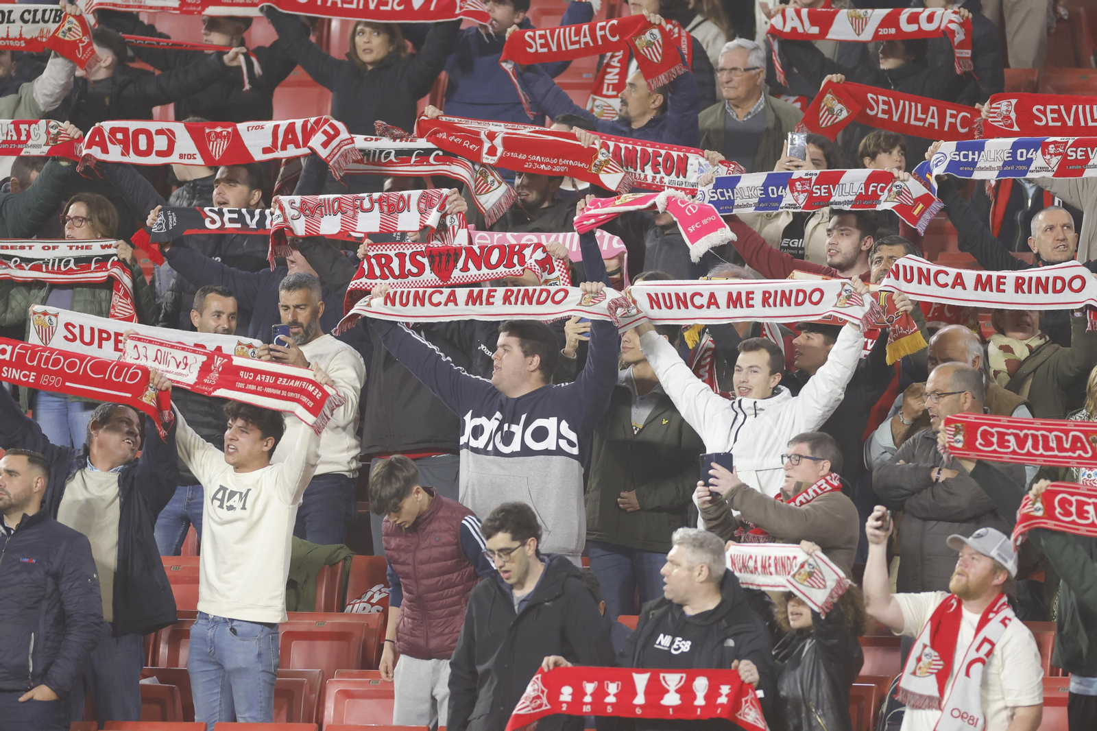 Búscate en las fotos del Sevilla-Fenerbahçe,
