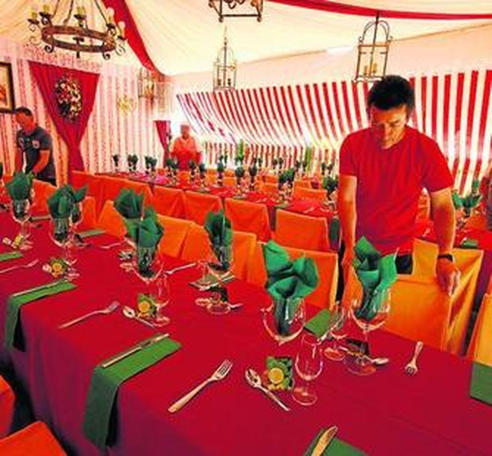 Camareros preparando las mesas para la cena del 'pescaíto'.