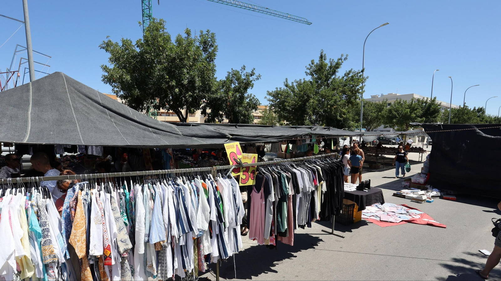 Un puesto del mercadillo de La Granja, ayer sábado.