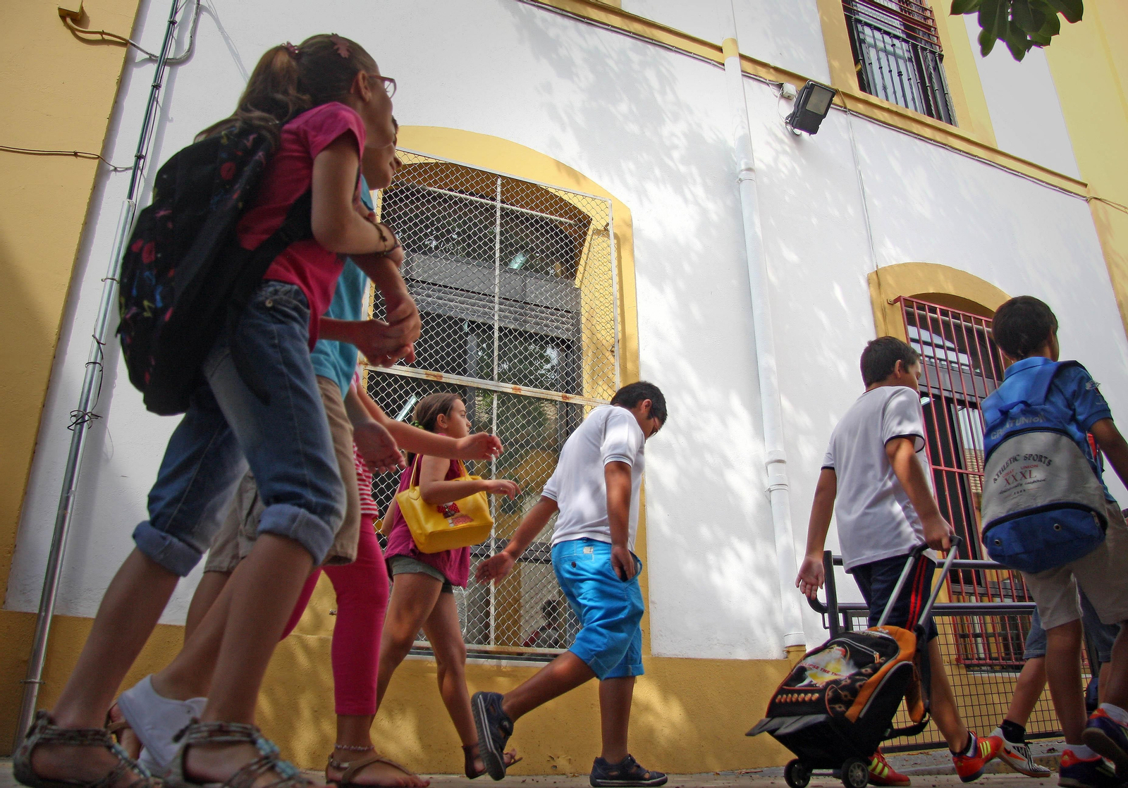 Alumnos entrando en un colegio el primer día de clase.