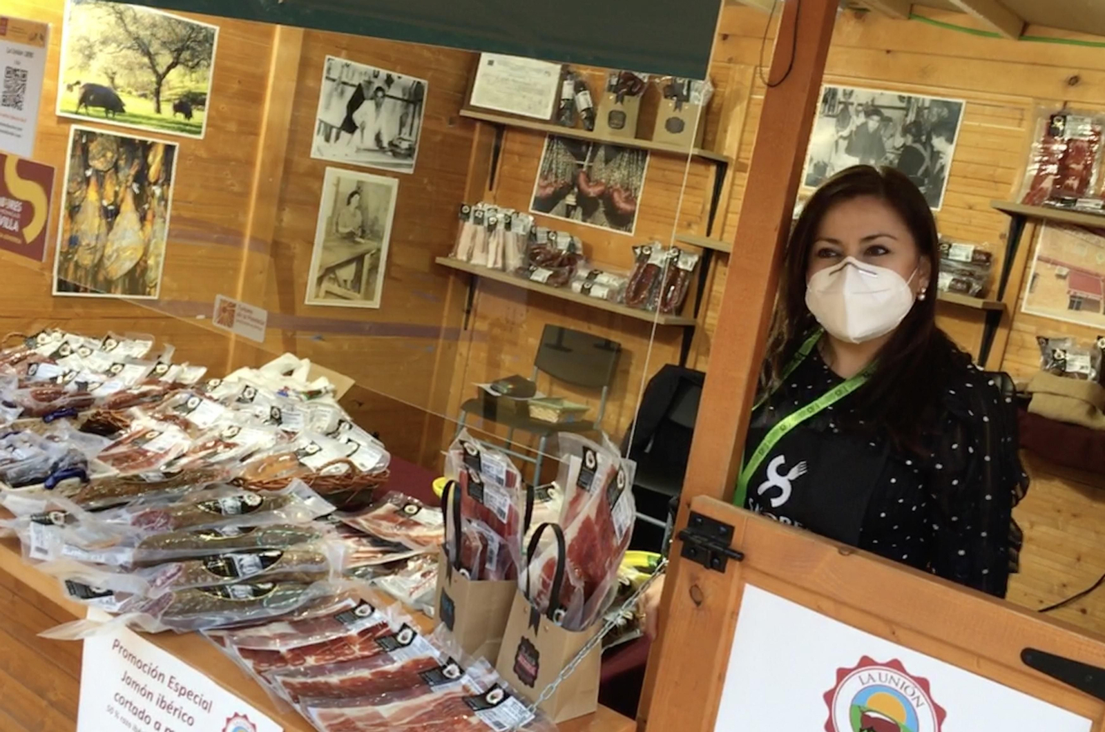 Expositor comercial de La Unión 1890, con jamones y embutidos ibéricos de Écija, para degustar y comprar en el patio de la Diputación.