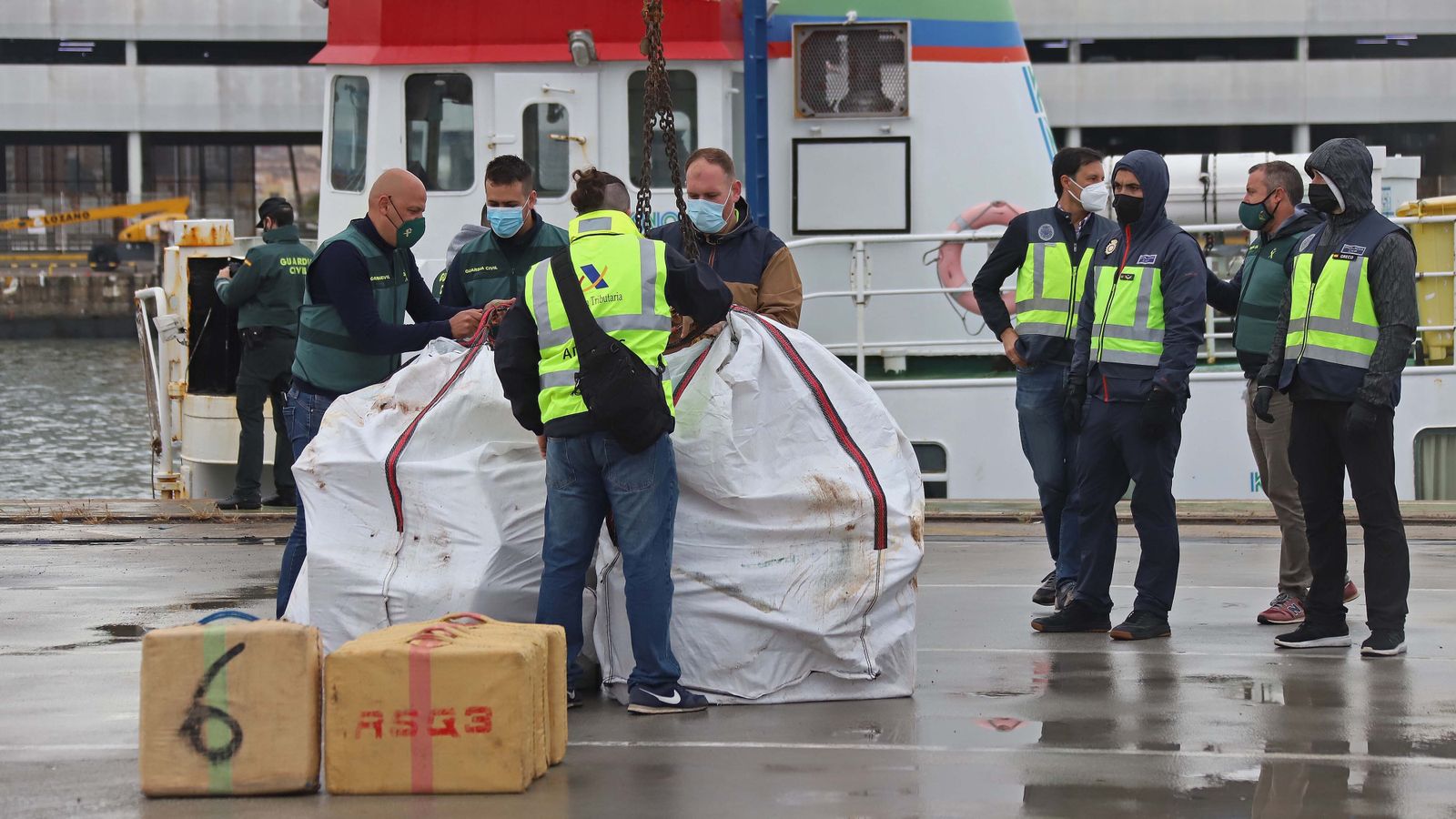 Fotos de la intervención de hachís en el remolcador 'Felsted' en el puerto de Algeciras
