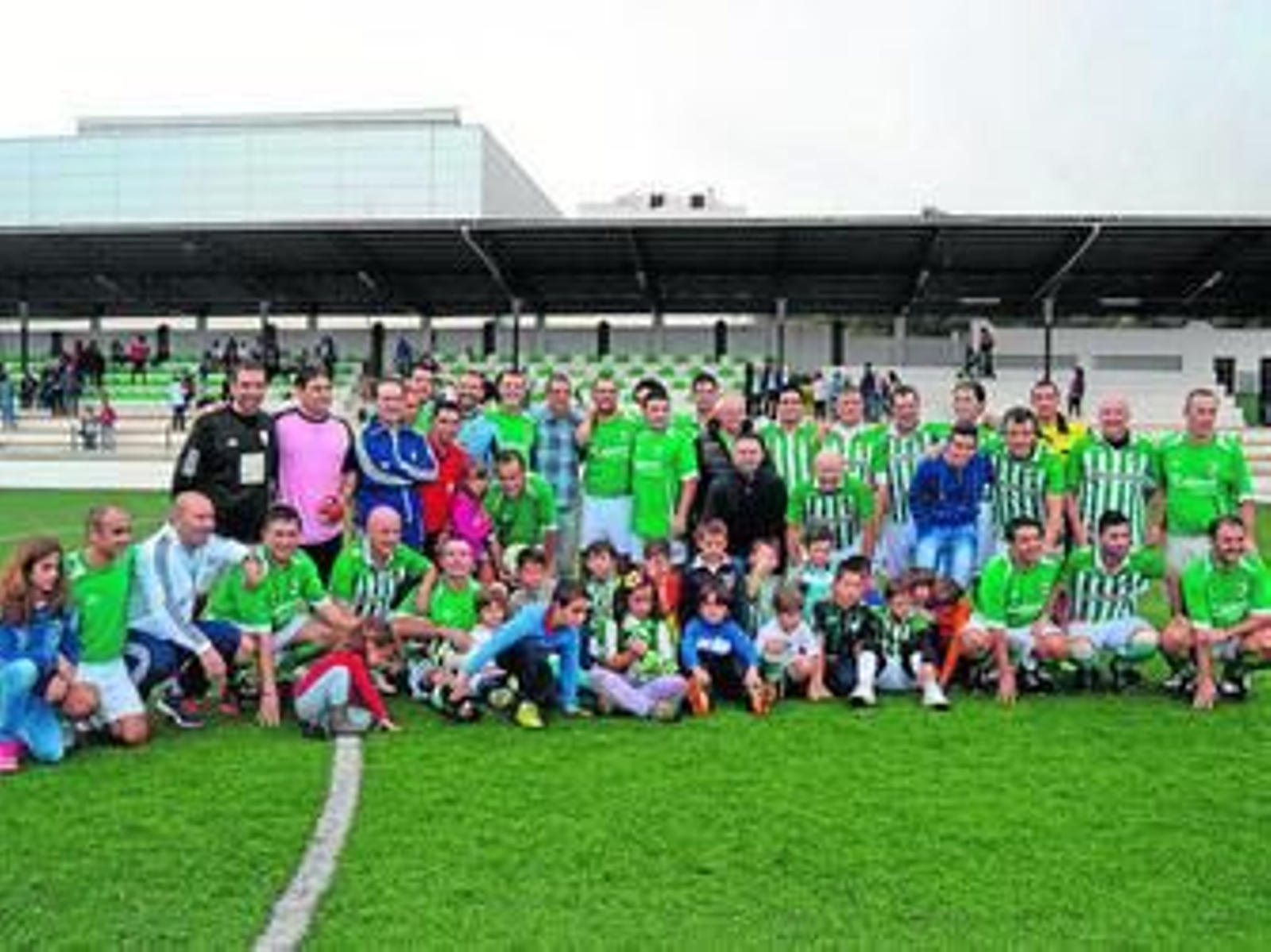 Foto de familia de los participantes en este encuentro que sirvió de tribuno a un ilustre como Carvajal.