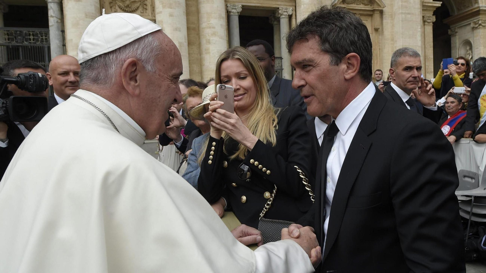 El actor español Antonio Banderas saludando al papa Francisco en 2016