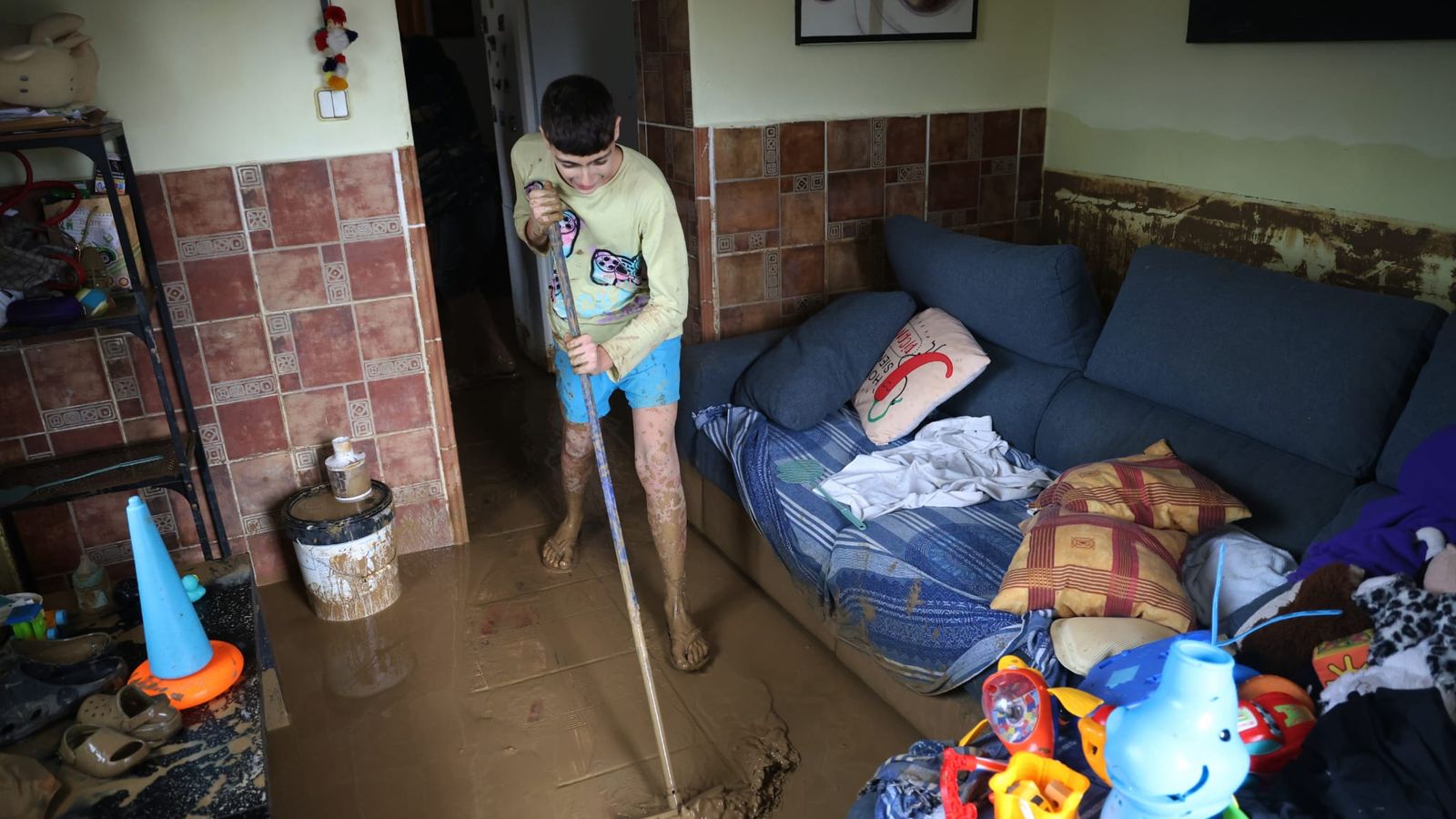 Vecinos de Cártama haciendo labores de limpieza en sus casas