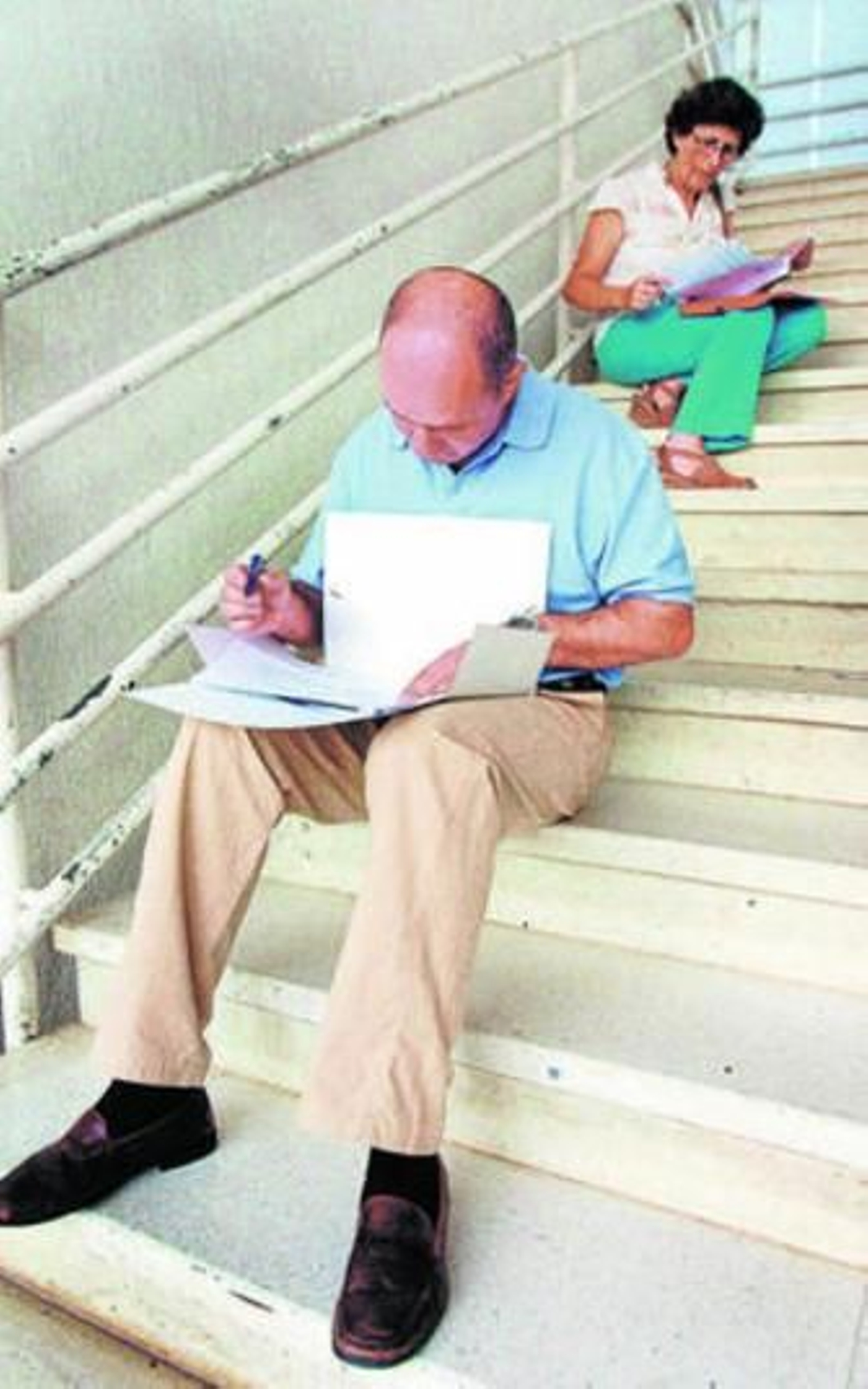 Los interinos están preparando ya los exámenes para las oposiciones. Los interinos están preparando ya los exámenes para las oposiciones.