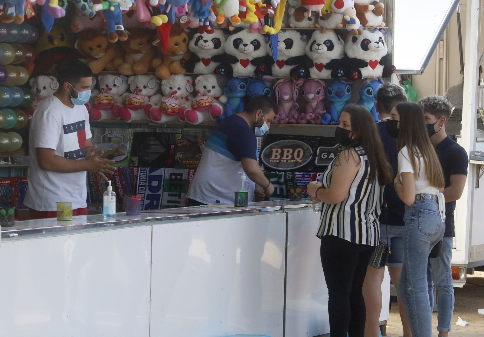 Primera jornada en el parque de atracciones de El Arenal, en imágenes