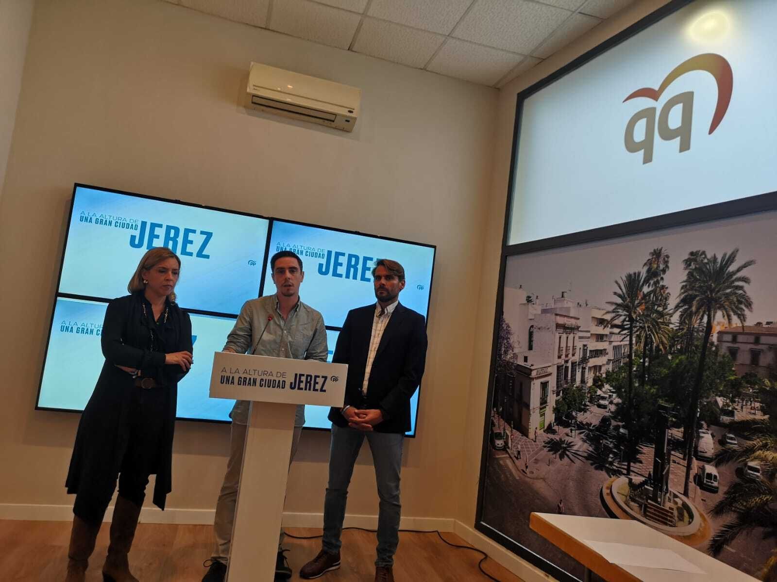 Jaime Espinar, entre Almudena Martínez y Rafael Mateos