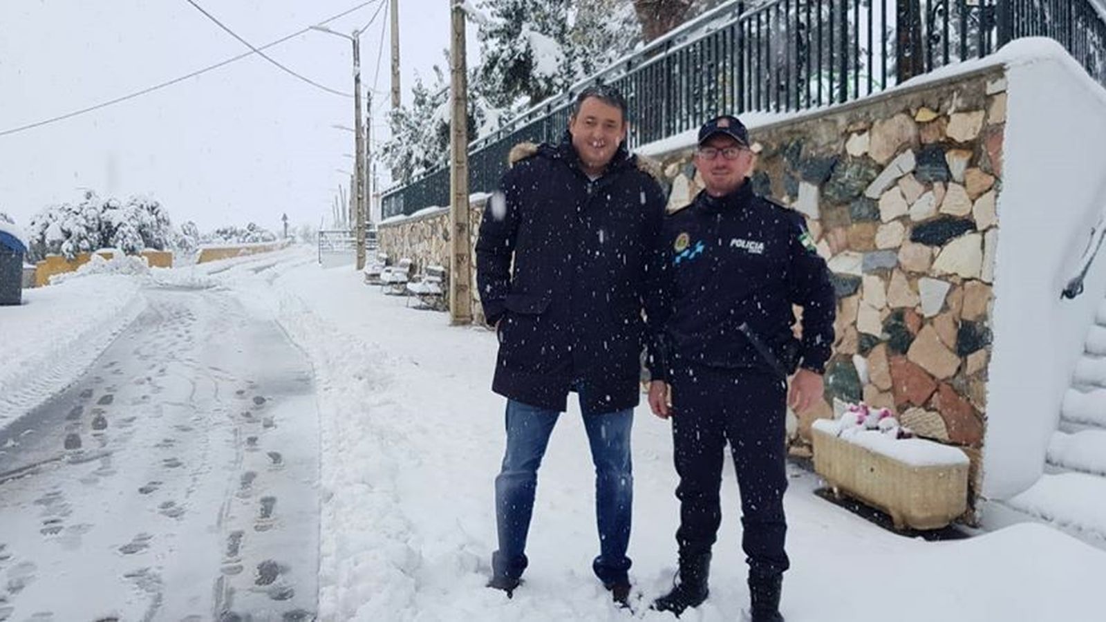 El alcalde de Tíjola y la Policía Local supervisan la nevada en el término municipal.