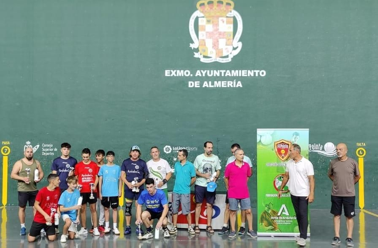 Foto de familia al término del Torneo de Frontón Feria de Almería celebrado en el Frontón Andarax de Almería este pasado sábado.