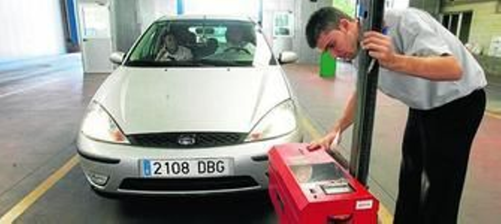 Un técnico de la estación de ITV del polígono industrial de El Portal comprueba los faros de un turismo. Los fallos en las luces son los más habituales.