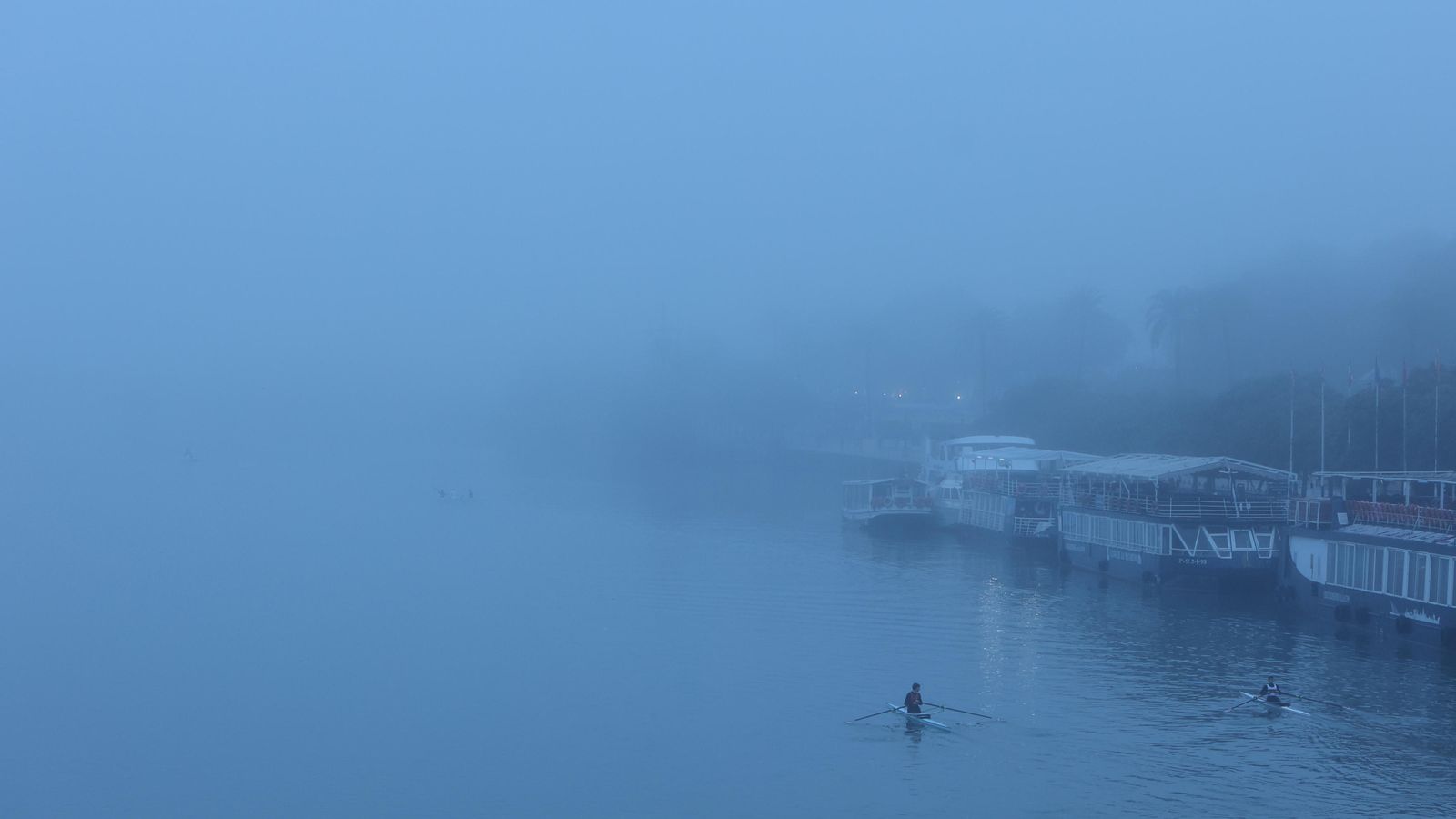 La densa niebla sobre la ciudad de Sevilla.