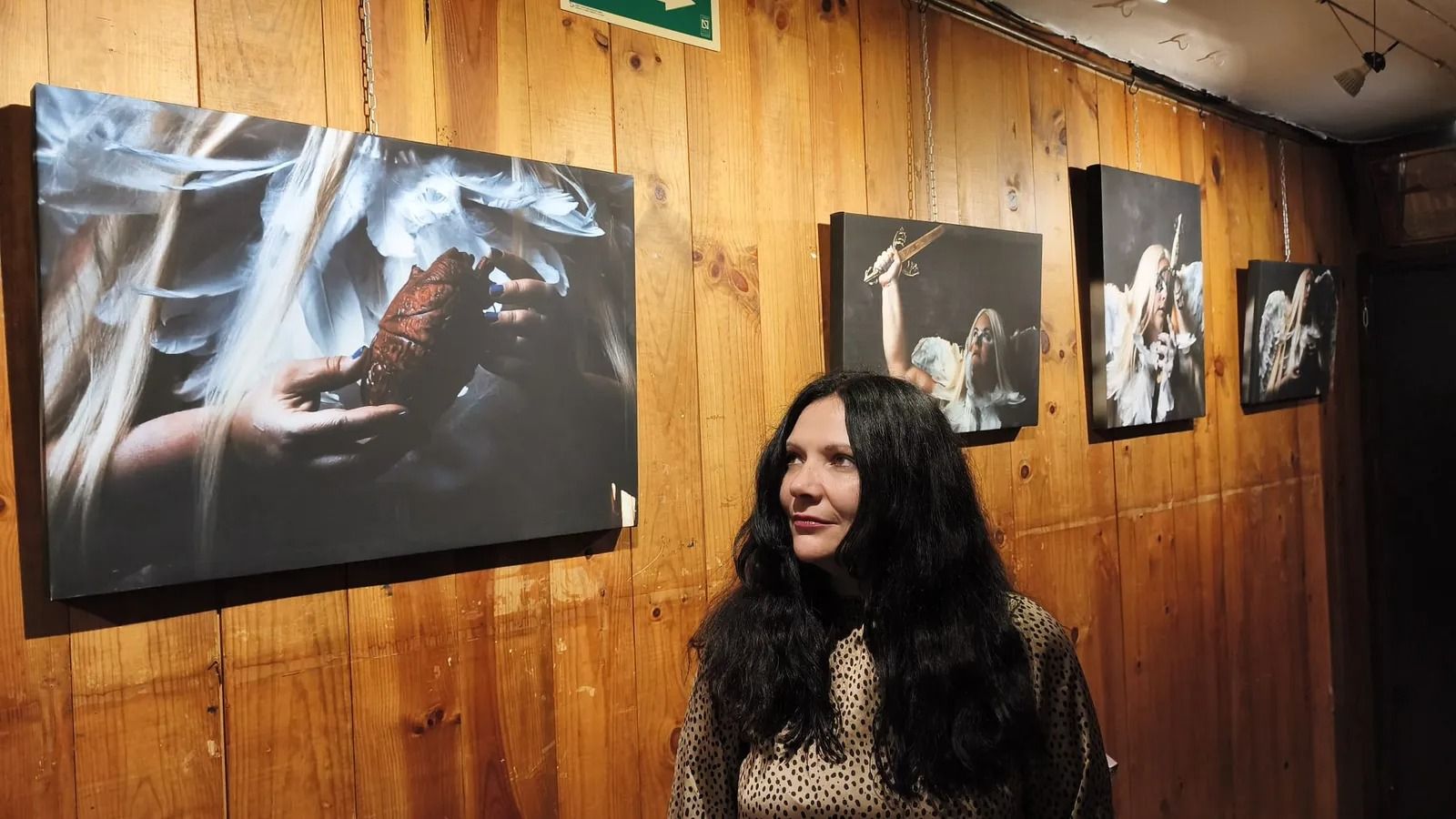 La la fotógrafa onubense María Aránzazu junto a su exposición ‘A sangre y fuego (In blood and fire)’ en el Bar 1900.