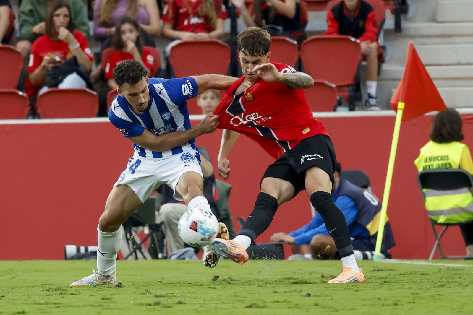 Marc Doménech, agarrado.