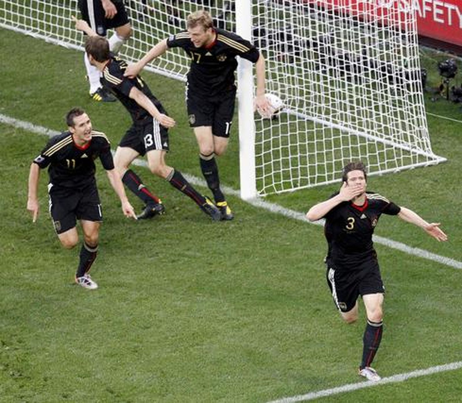 Alemania pone en evidencia a Argetina y obtiene el pase a semifinales. / Reuters