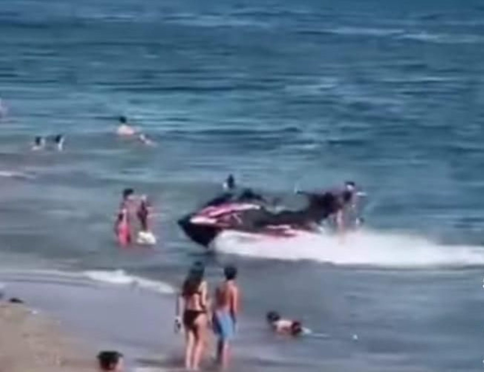 Momento en el que la moto acuática sale disparada a la orilla sin el conductor en Mijas.