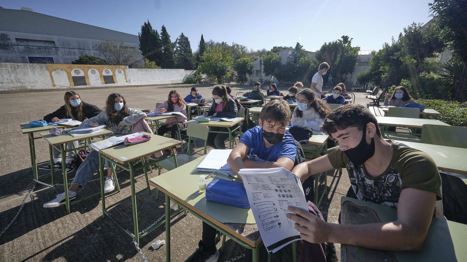 Alumnos del IES Manuel de Falla, en Cádiz, en una imagen de principios de diciembre pasado.