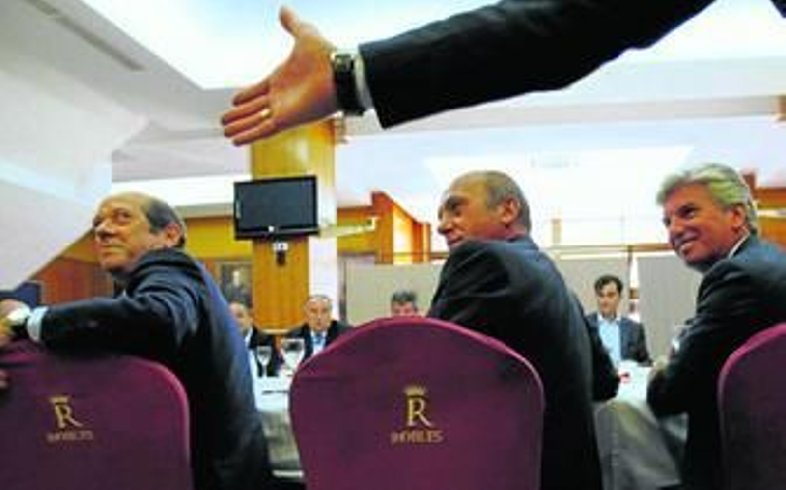 Del Nido, entre Llorente (Valencia) y Guillén (Betis) en la cita de septiembre en Sevilla.