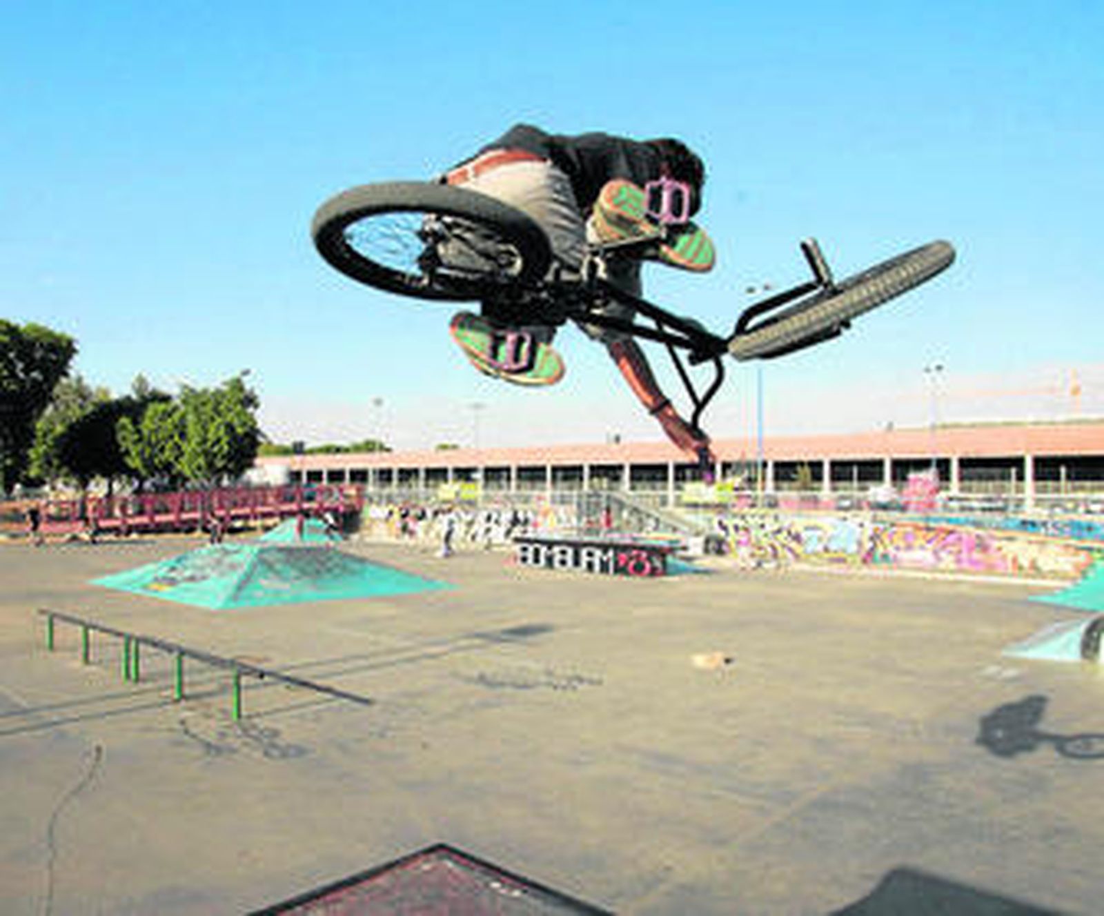 Un joven practica con la bicicleta en el 'Skate Park' de Plaza de Armas.