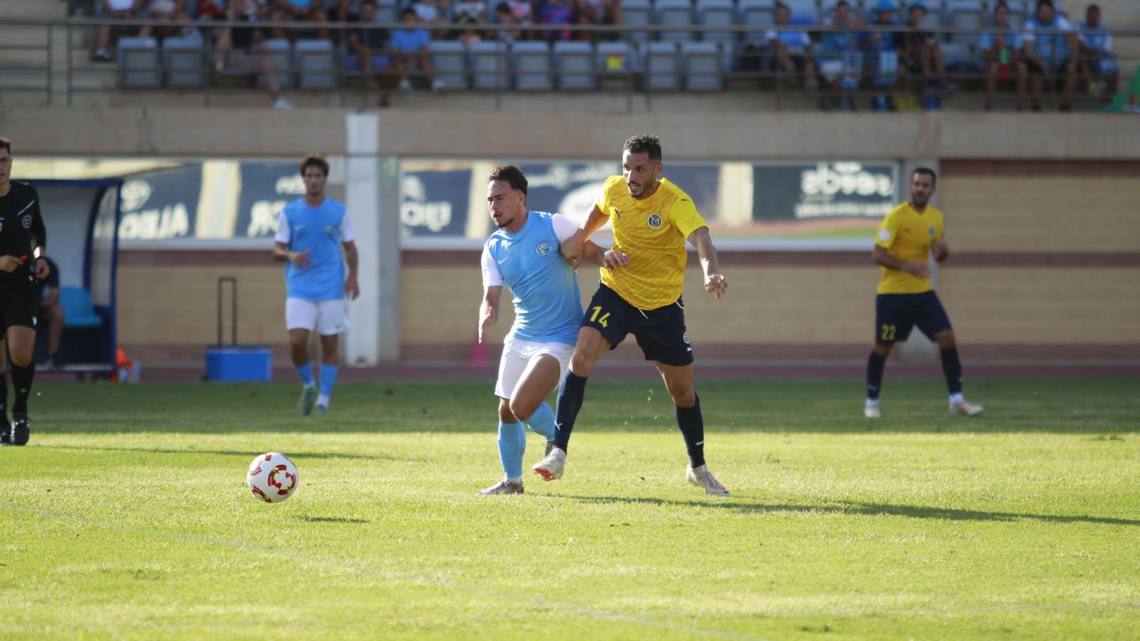 Un jugador celeste disputa un balón con un rival durante un encuentro de la presente temporada en Santo Domingo.