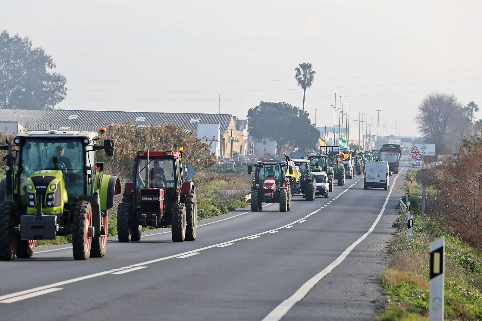 Las imágenes de la tractorada de los agricultores de Huelva este martes