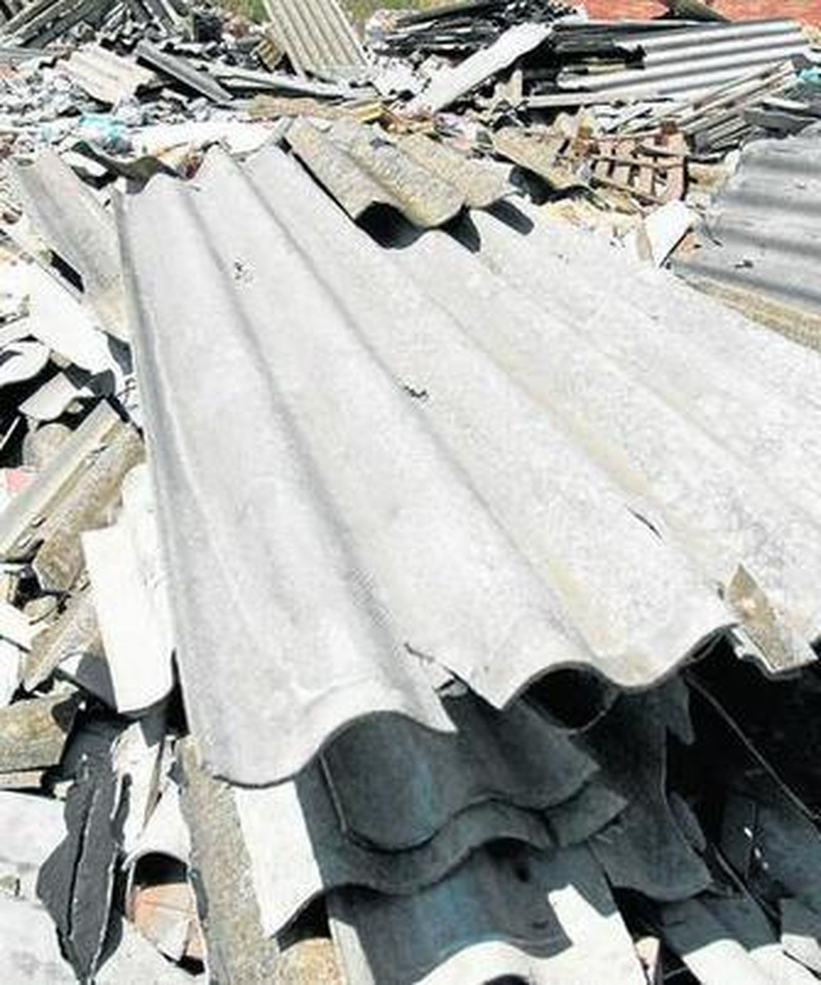 Placas de uralita en el vertedero incontrolado denunciado por IU.