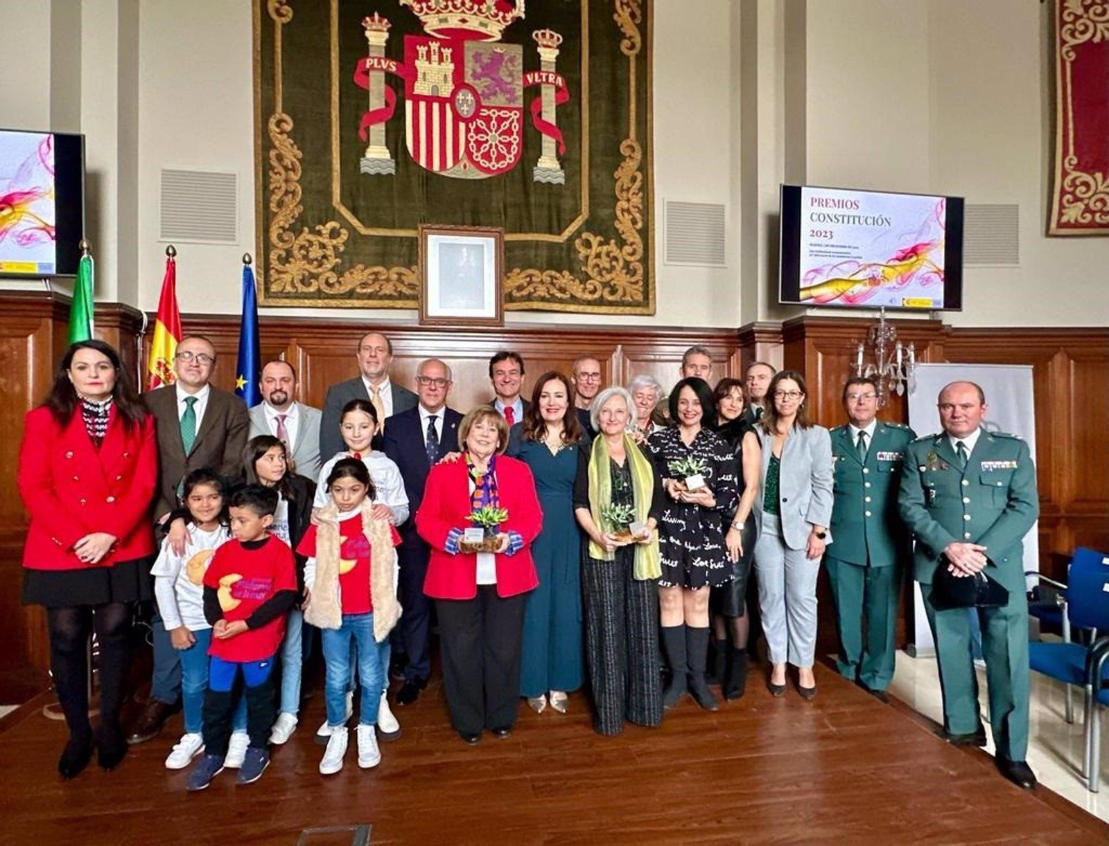 Foto de familia con los galardonados en el 45 aniversario de la Constitución.