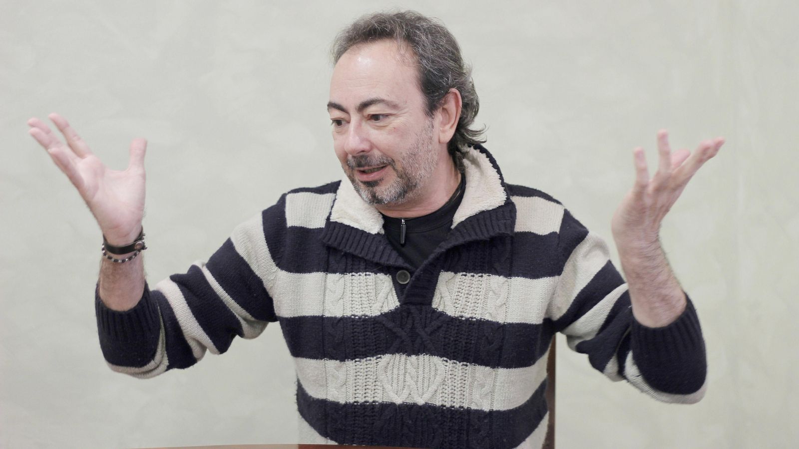 El guitarrista, durante la entrevista. El guitarrista, durante la entrevista.