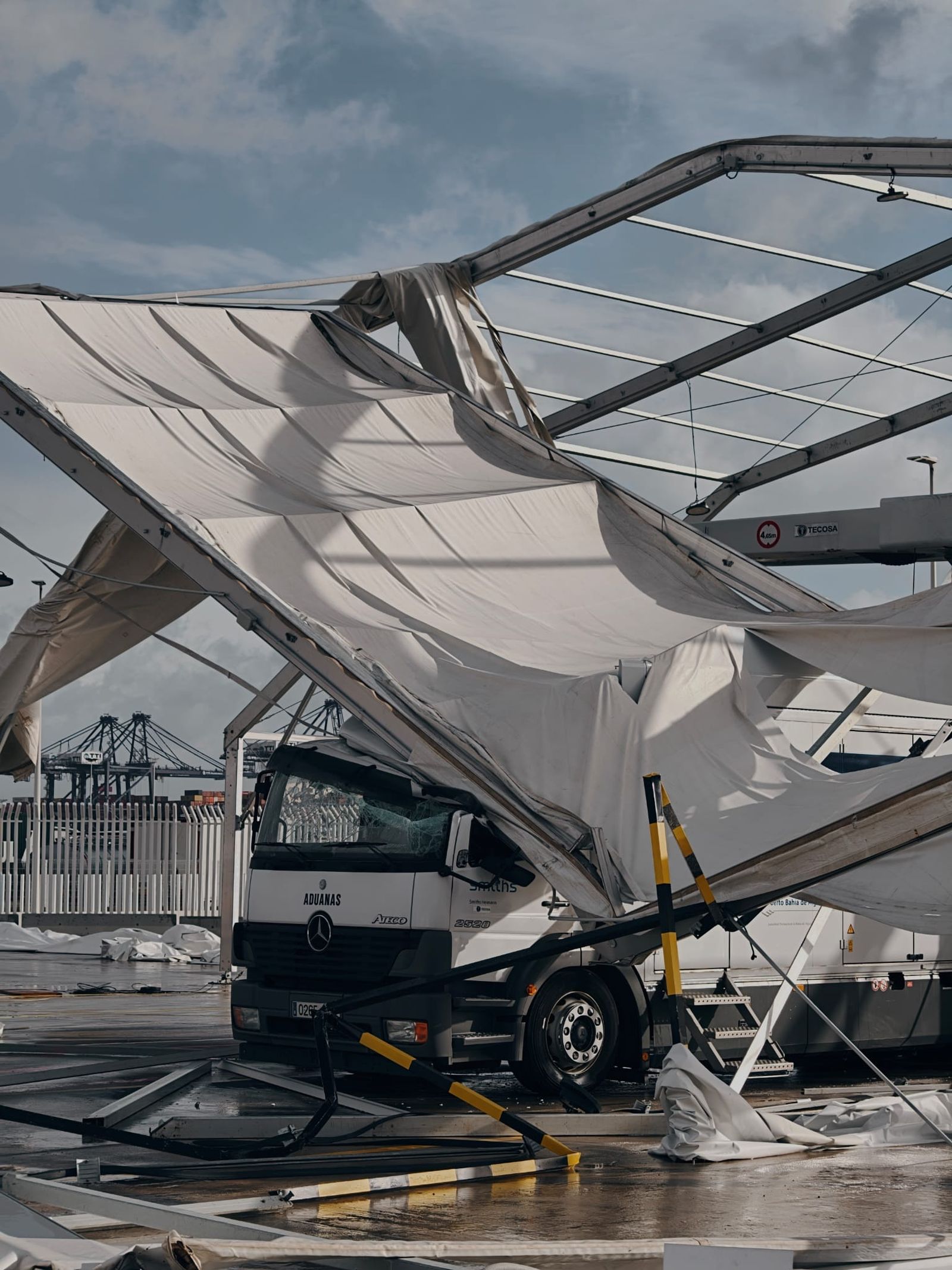 El camión, con la carpa caída, en la mañana del pasado día 5.