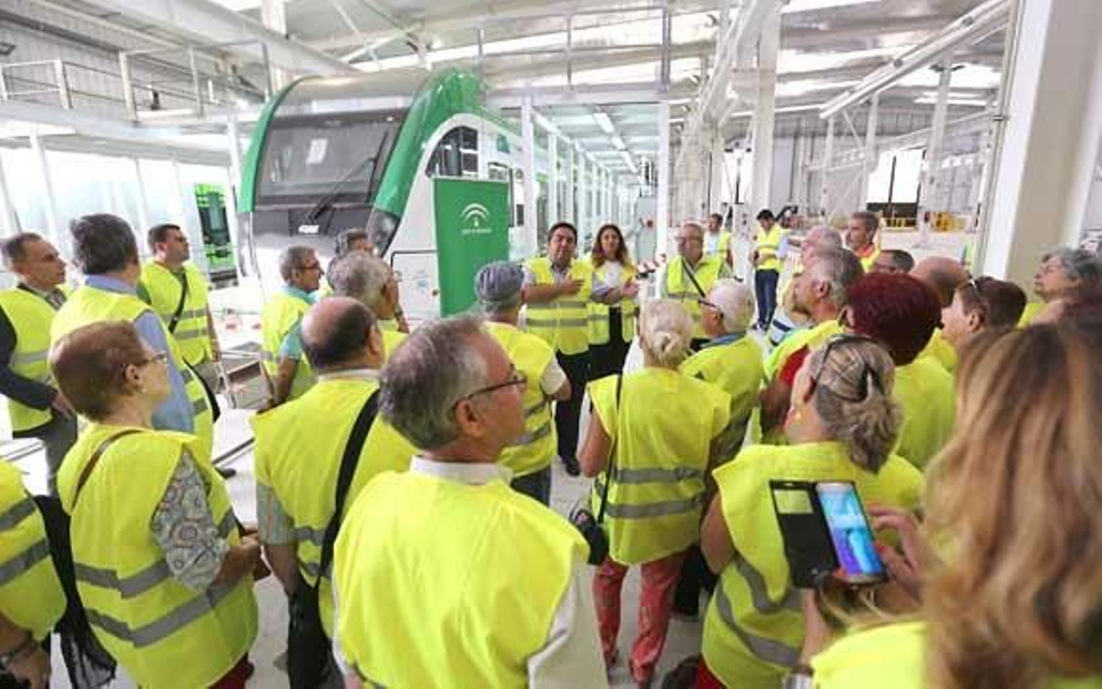 Un grupo de ciudadanos atiende a las explicaciones de uno de los operarios. /Sonia Ramos