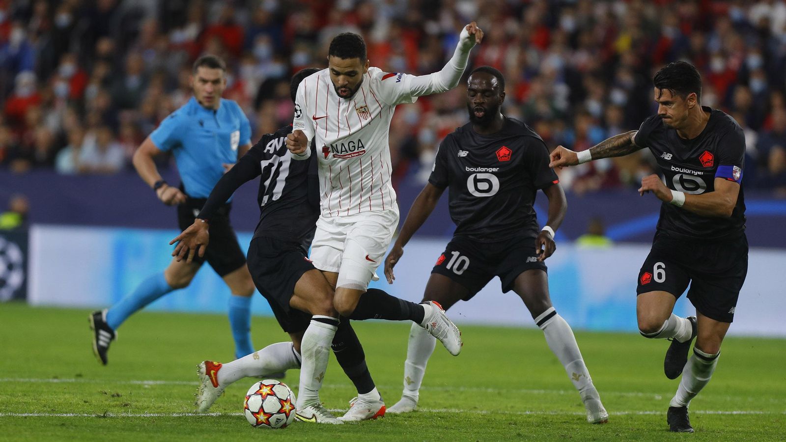 En-Nesyri es obstruido en el área por José Fonte, aunque se dejó caer y vio amarilla.