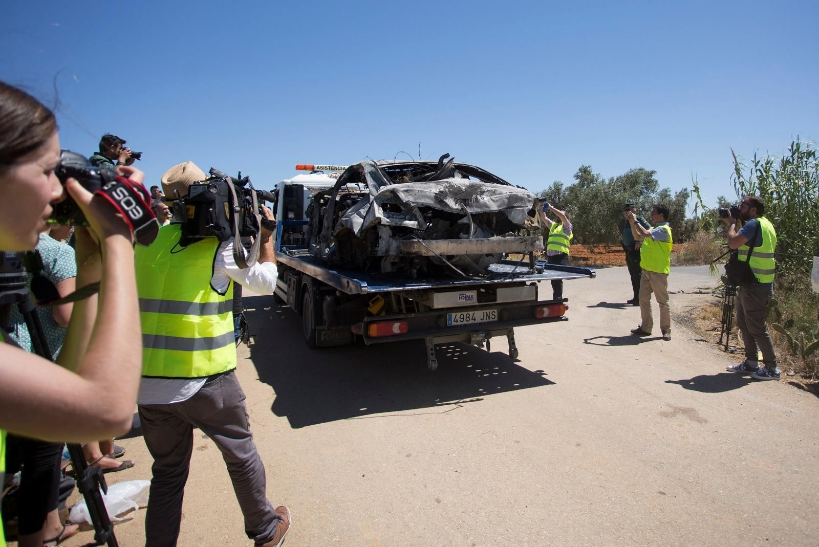 La grúa retira los restos del coche.