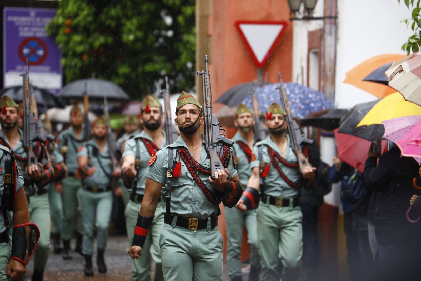 Las mejores imágenes del vía crucis de la Caridad de Córdoba con la Legión en este Viernes Santo
