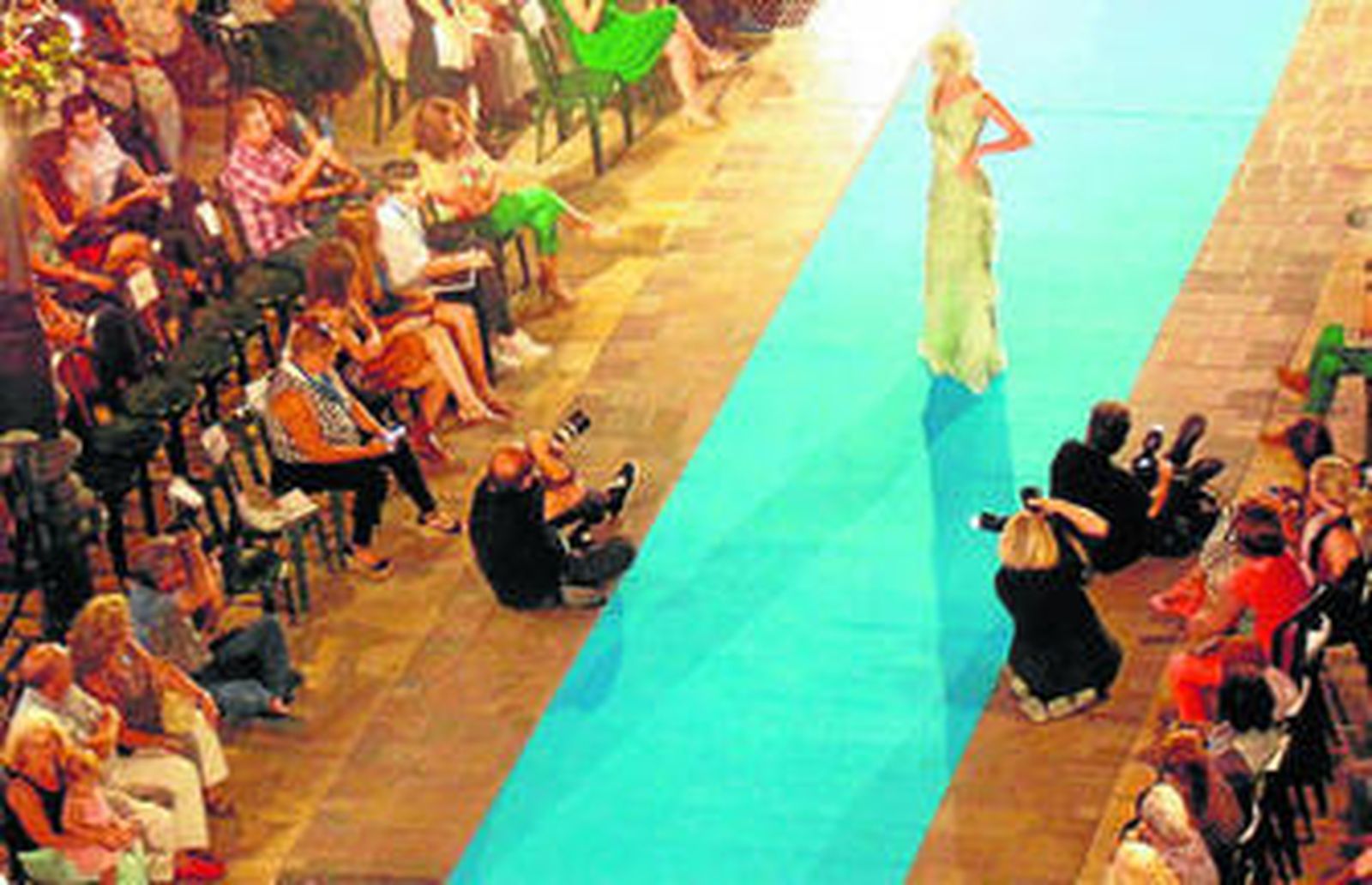 Una de las modelos posa ante los fotógrafos en la gran pasarela.