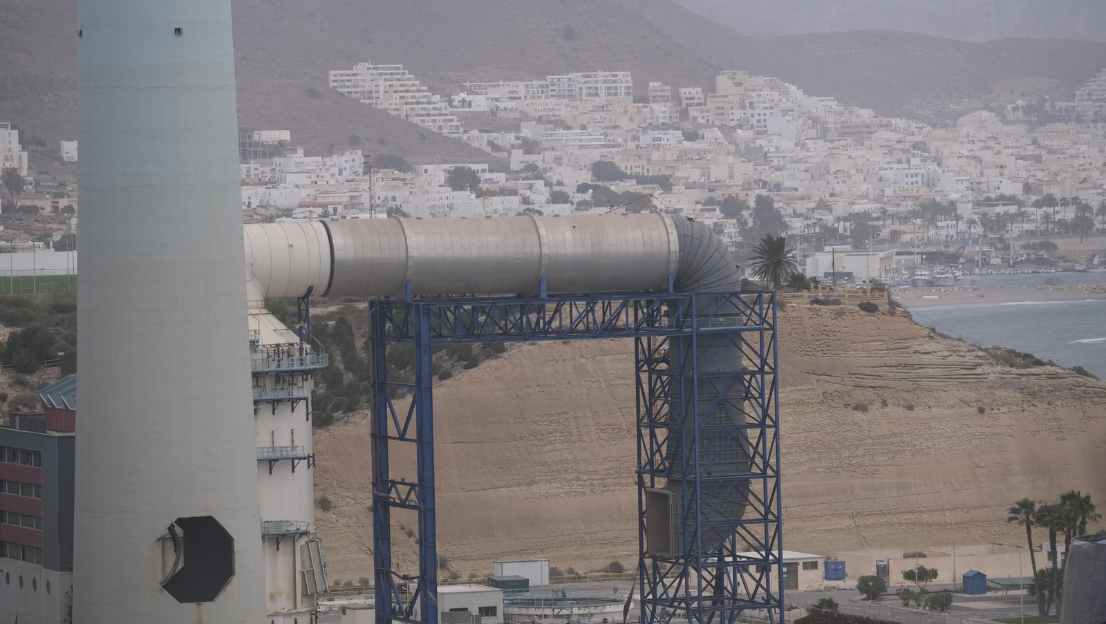 El derribo de la Torre Litoral de Endesa en Carboneras, en imágenes