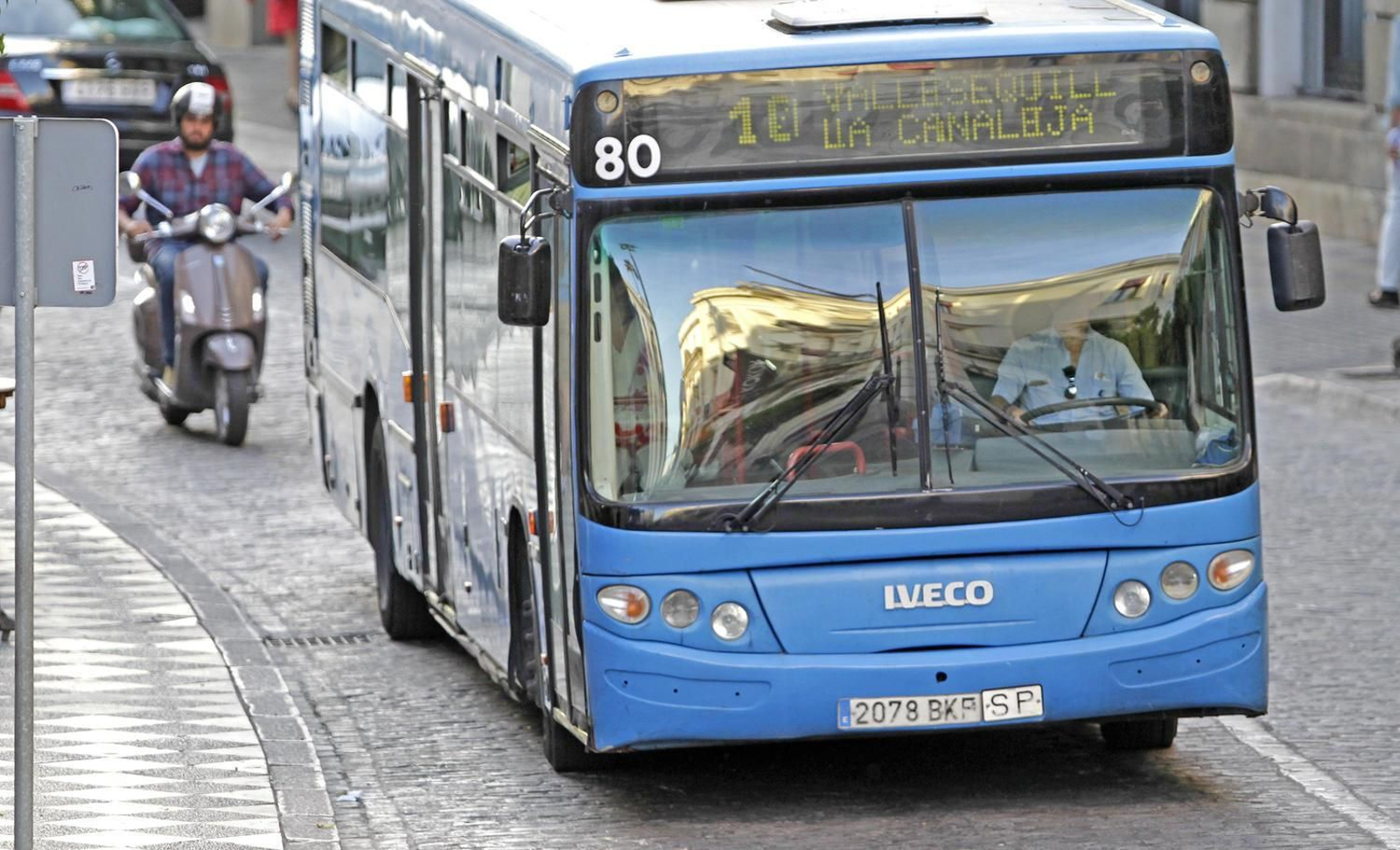 Un autobús urbano por la calle Larga.