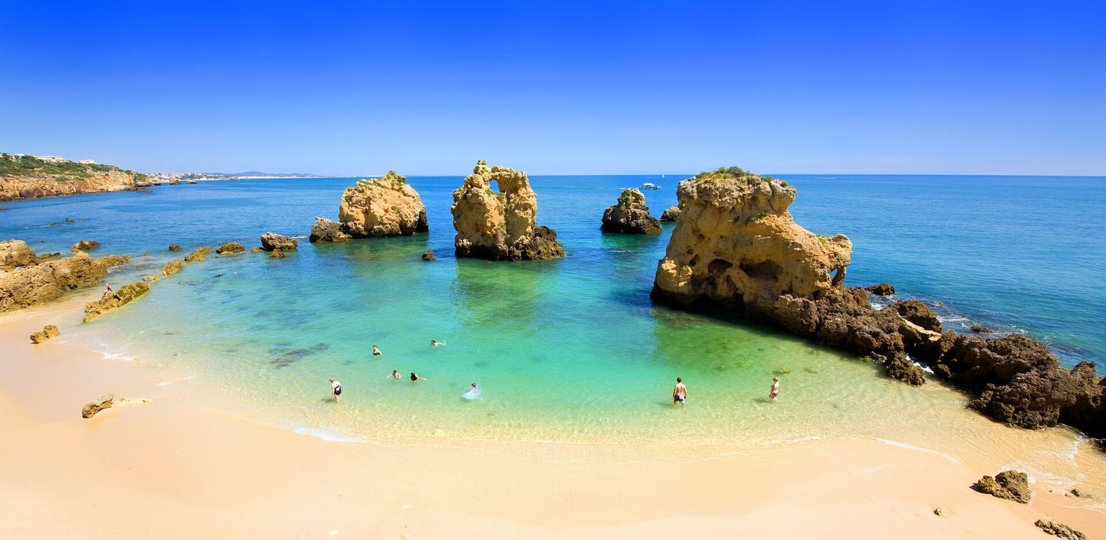 Una de las playas de Albufeira con sus características formaciones rocosas y su dorada arena.