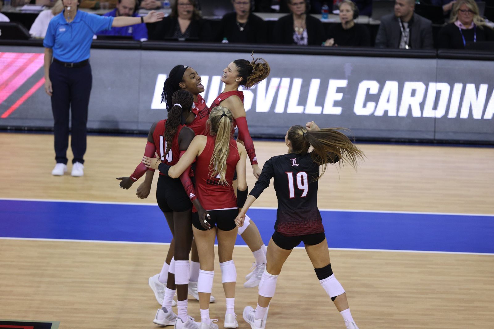 Raquel Lázaro celebra un punto.