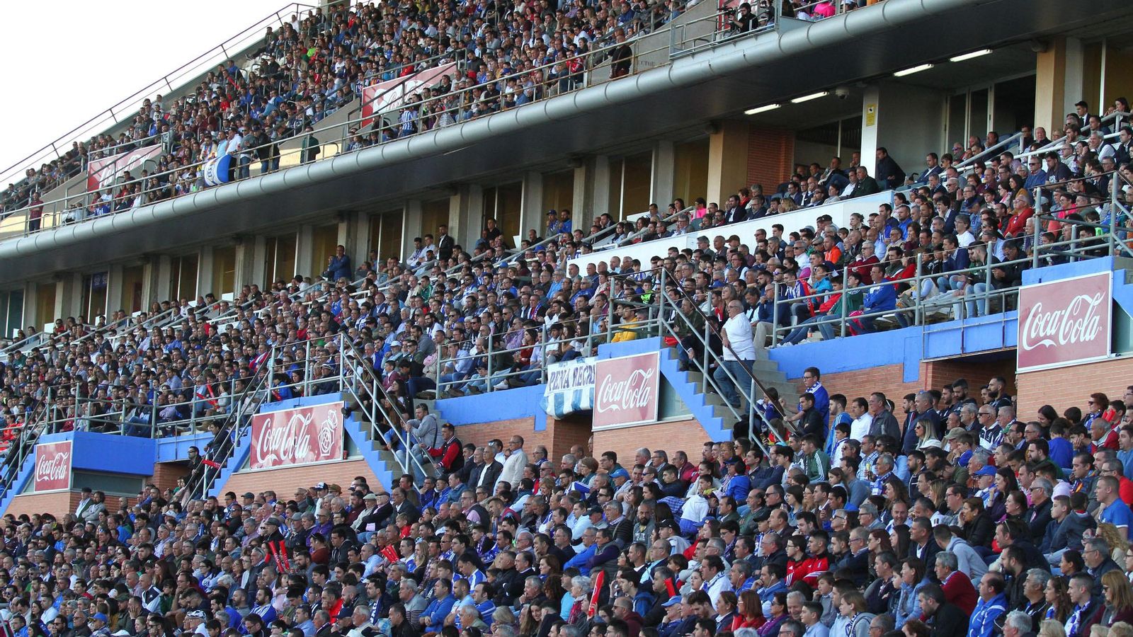 Tribuna principal del Nuevo Colombino a reventar. Tribuna principal del Nuevo Colombino a reventar.