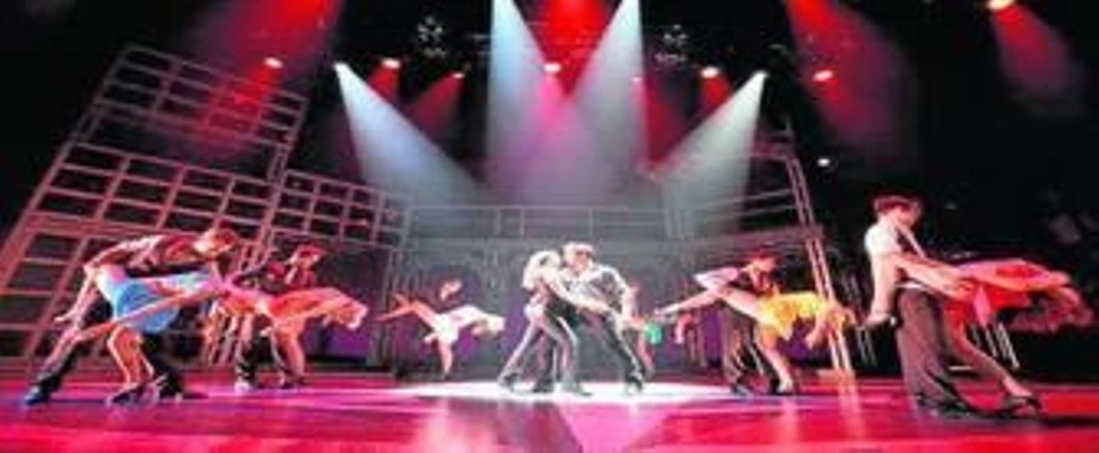 El musical narra una divertida historia de tres horas de duración en el que suenan 100 temas musicales.