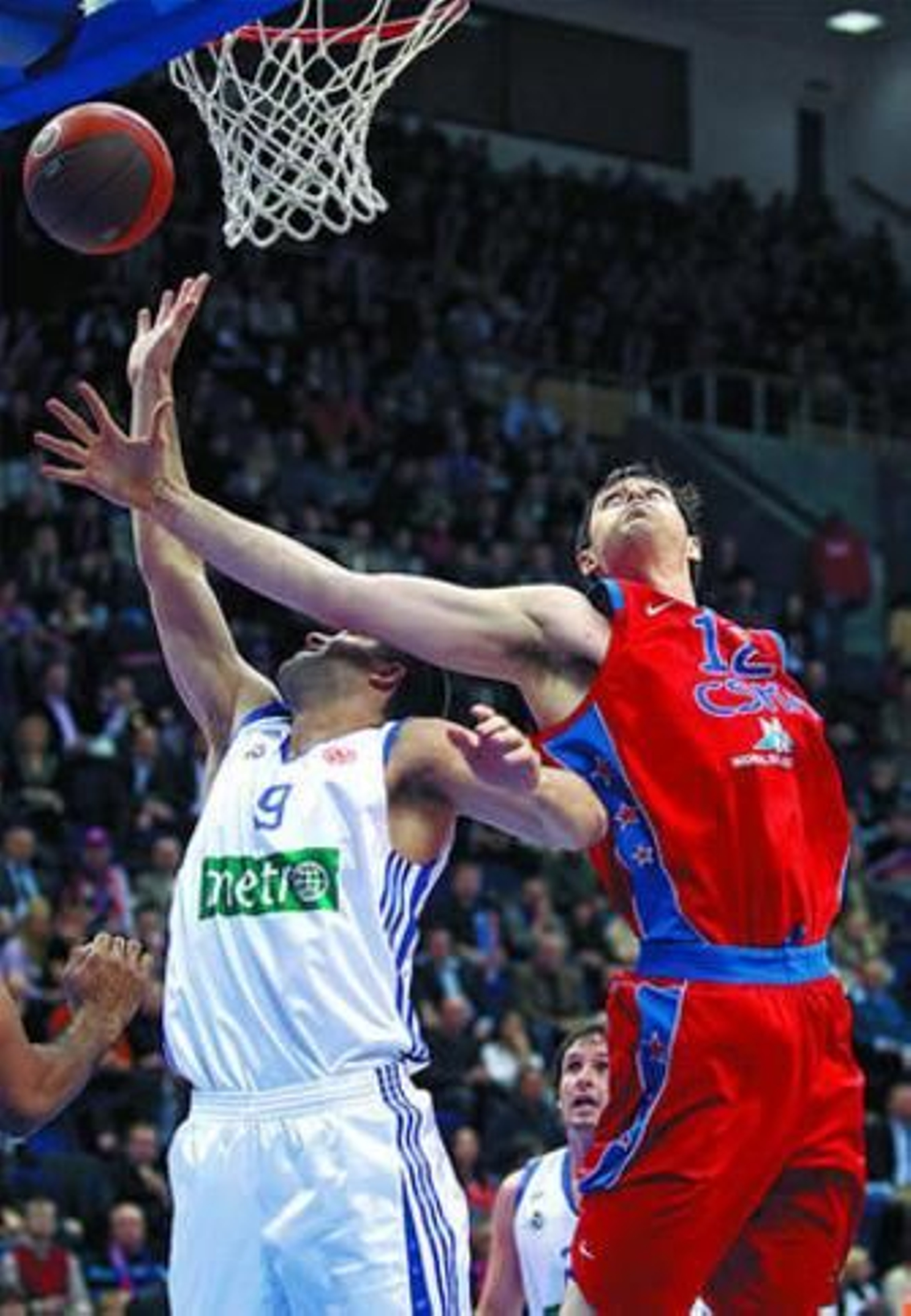Lorbek (d) lucha por el balón con Felipe Reyes.