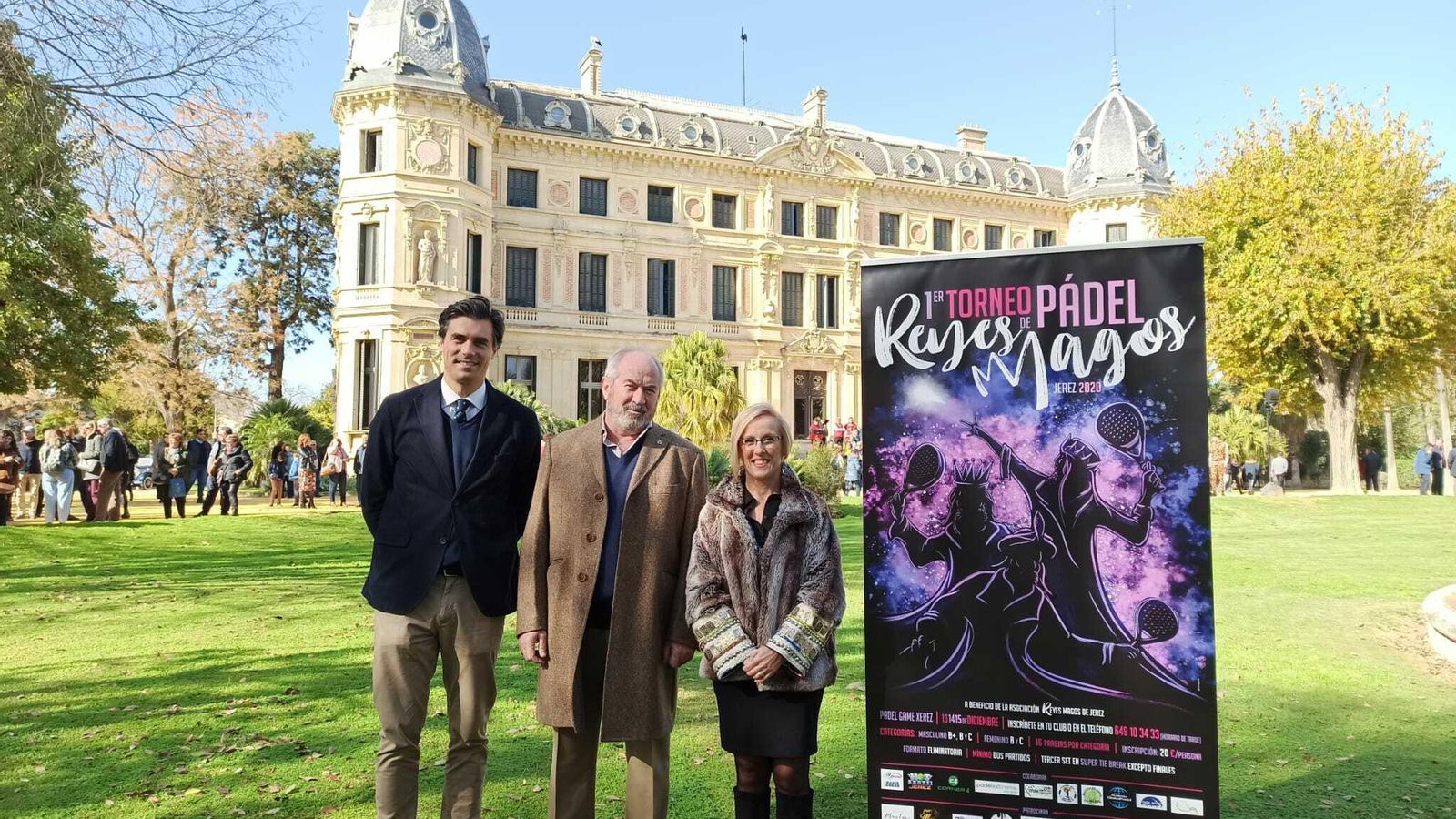 Los Reyes Magos, con el cartel del torneo de pádel.