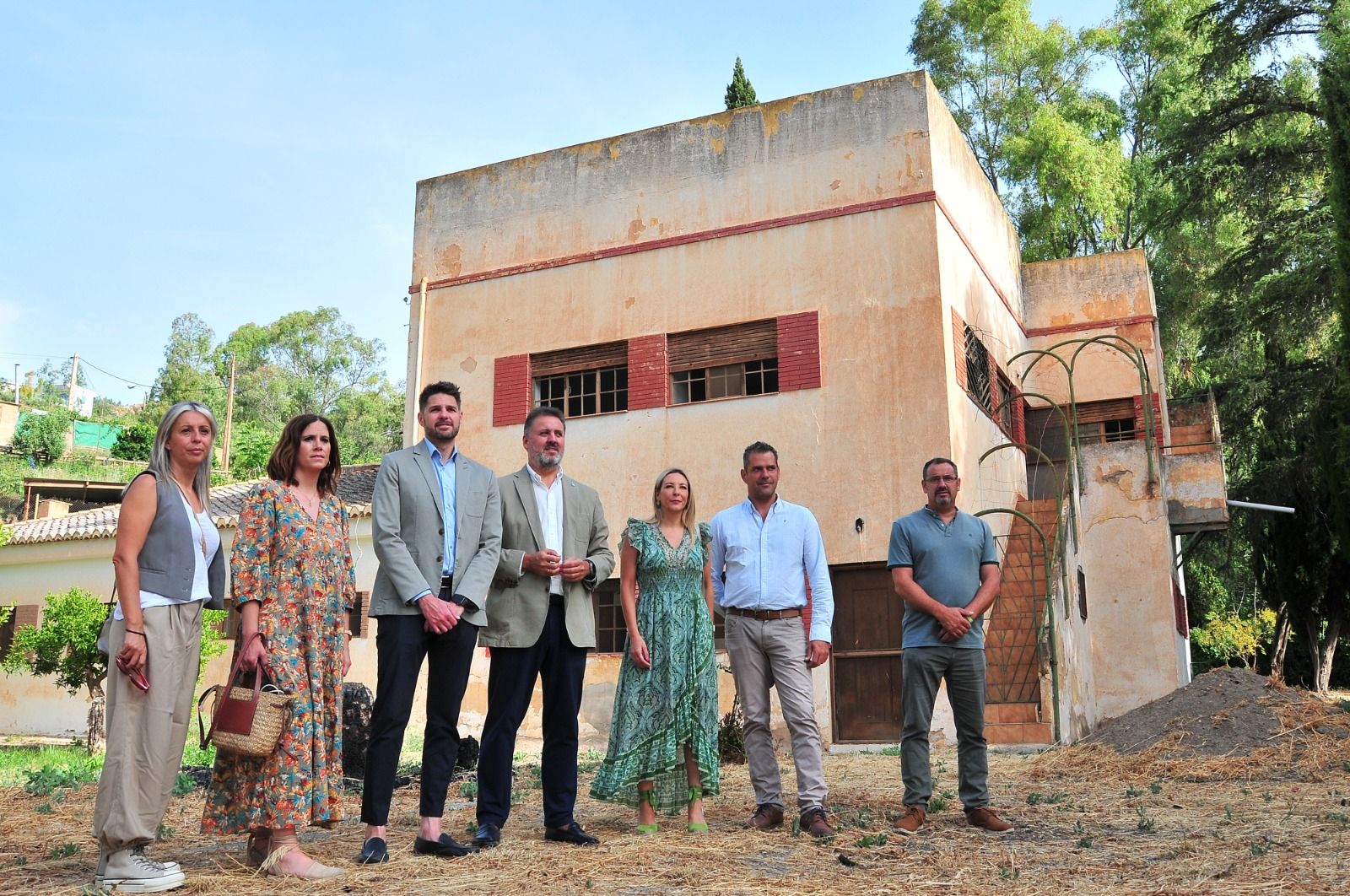 El delegado territorial de Sostenibilidad, Manuel Francisco García, y el alcalde de Lanjarón, Eric Escobedo, en la casa forestal García Nájera