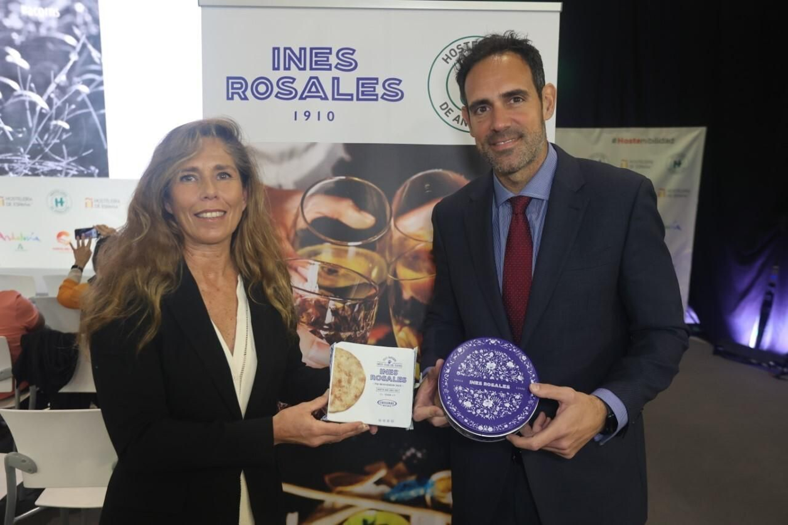 Acuerdo entre Inés Rosales y la Federación de Hostelería de Andalucía