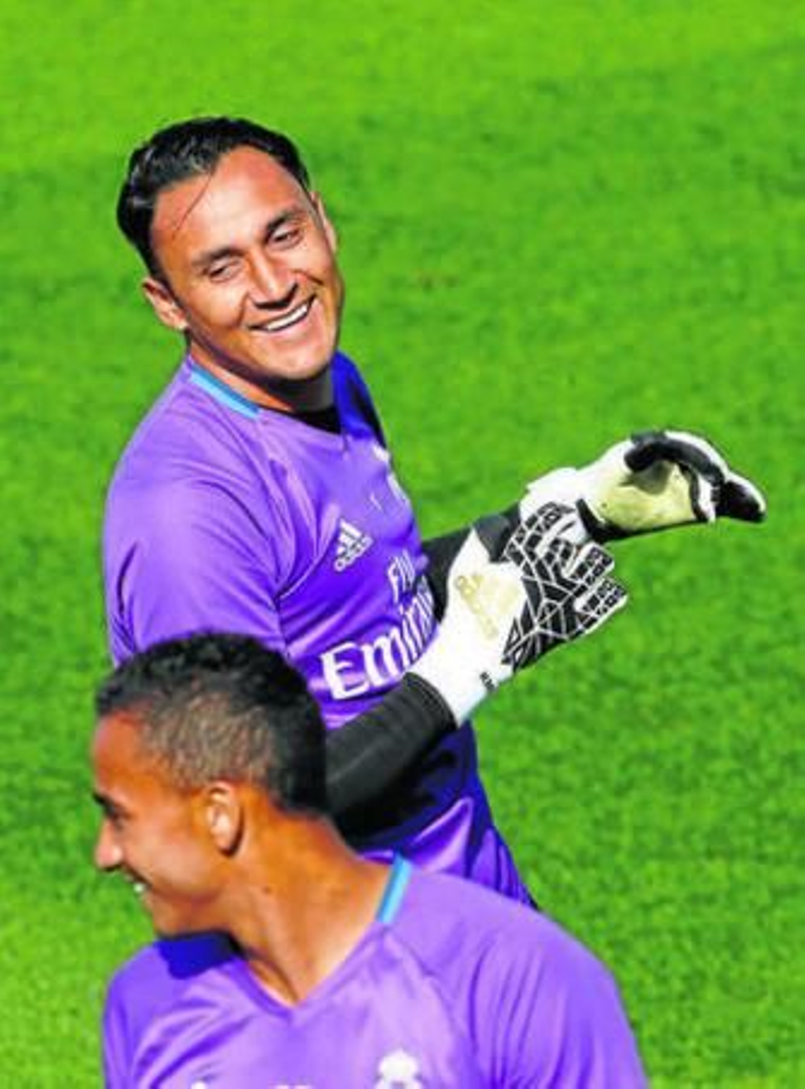 Keylor Navas sonríe mientras bromea con Danilo.