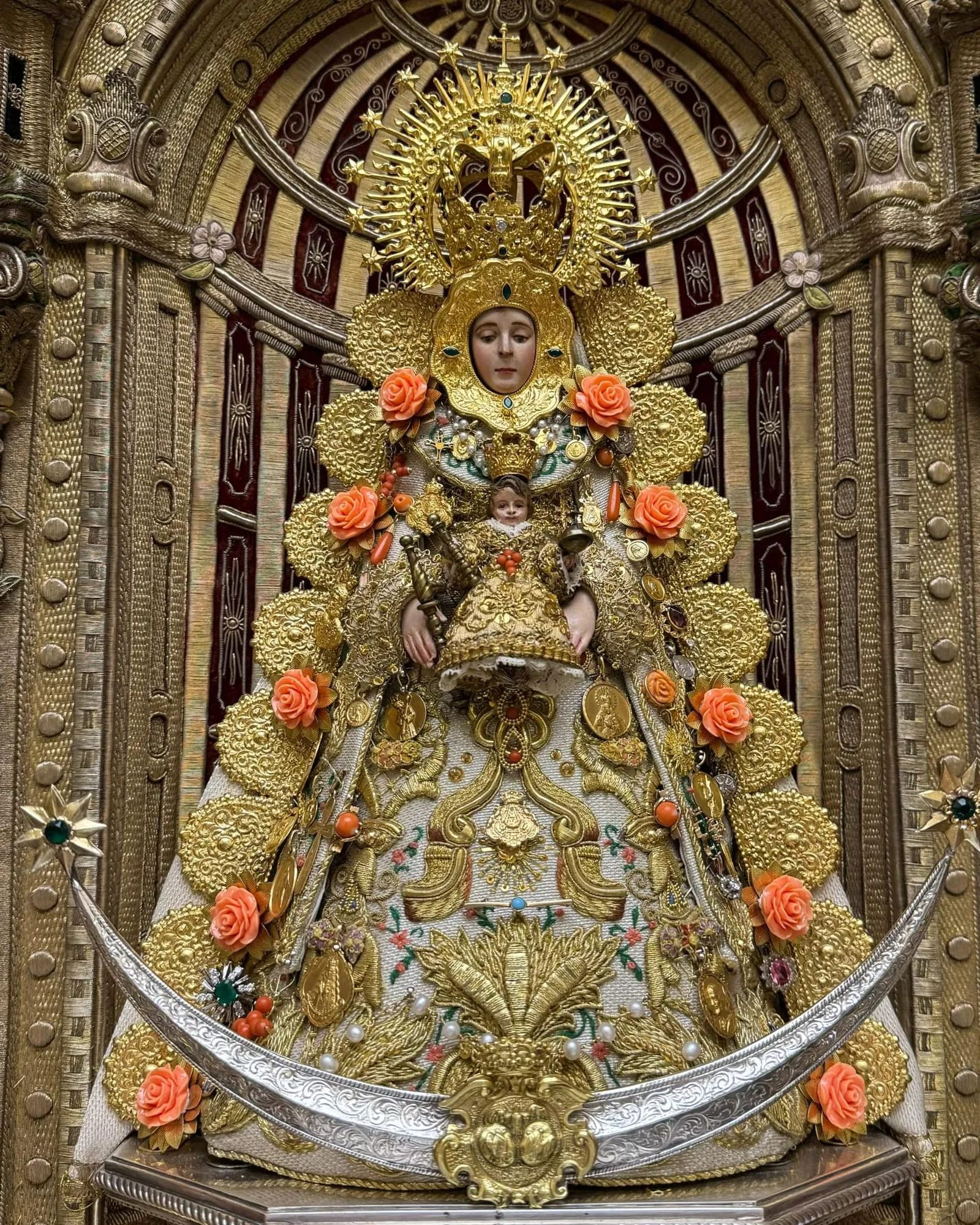 Virgen del Rocío del Simpecado de la filial sevillana.