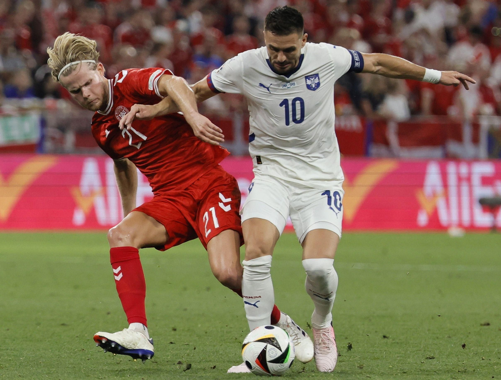 Morten Hjulmand disputa la posesión ante Dusan Tadic. Morten Hjulmand disputa la posesión ante Dusan Tadic.