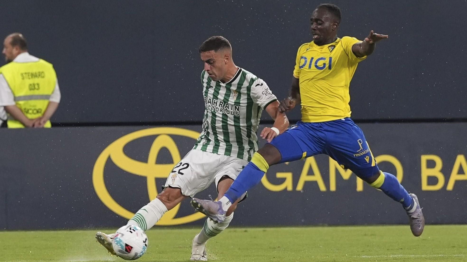 Yussi Diarra presiona a Carlos Isaac en el Trofeo Carranza del pasado verano que enfrentó al Cádiz y el Córdoba CF.