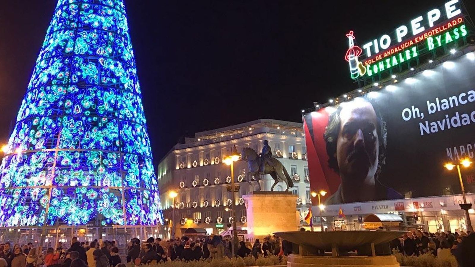 Cartel promocional de la serie 'Narcos', de Netflix, en plenas navidades en la madrileña Puerta del Sol.
