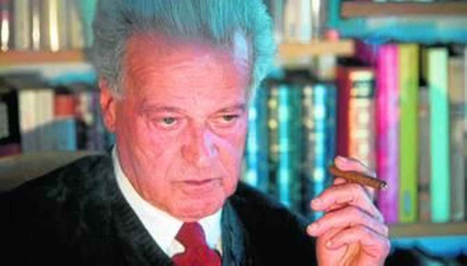 Francisco Bejarano, pensativo, durante la entrevista, en la biblioteca de su casa, días atrás.